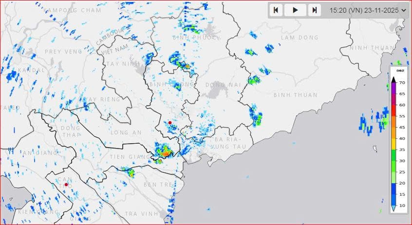 11月23日下午3时20分天气雷达图显示，未来3至4个小时内，胡志明市东面地区无降雨的概率为95%。 