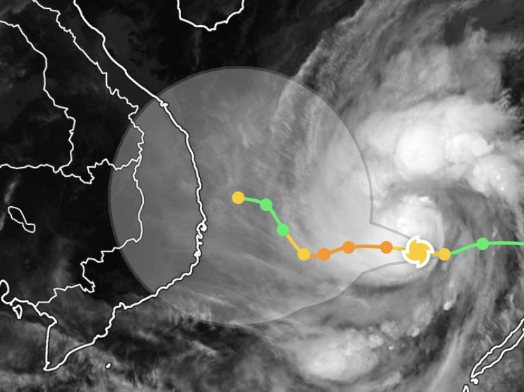 11月26日晚上6时55分（越南时间）卫星图像及美国模型更新的15号台风移动路径预报。 