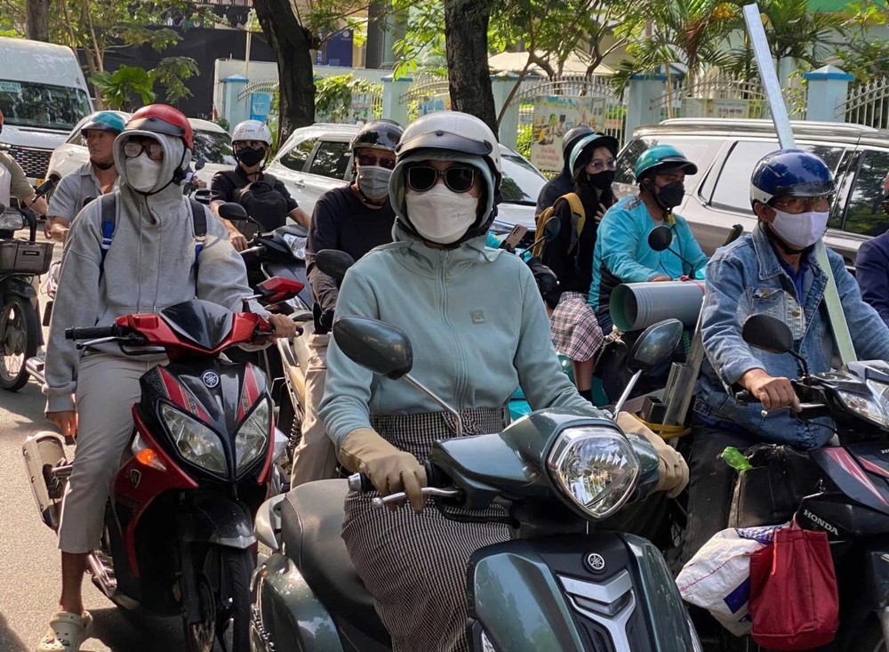 11月27日上午，胡志明市气温降至21摄氏度，在原第一郡张定街的摩托车驾驶者加穿外套。