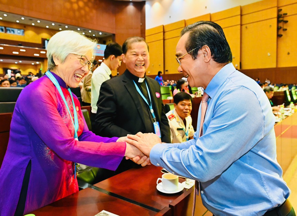  胡志明市人委会主席阮文得与代表进行交流。 