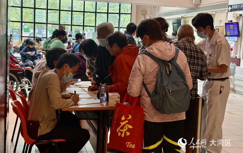 社会各界捐款捐物帮助香港大埔宏福苑灾民。