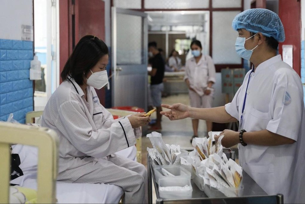  在胡志明市热带病医院接受登革热治疗。