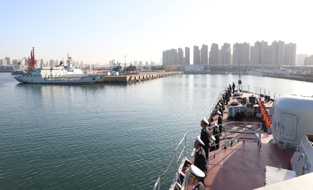 “陈兴道015号”导弹护卫舰准备靠泊中国青岛港。 