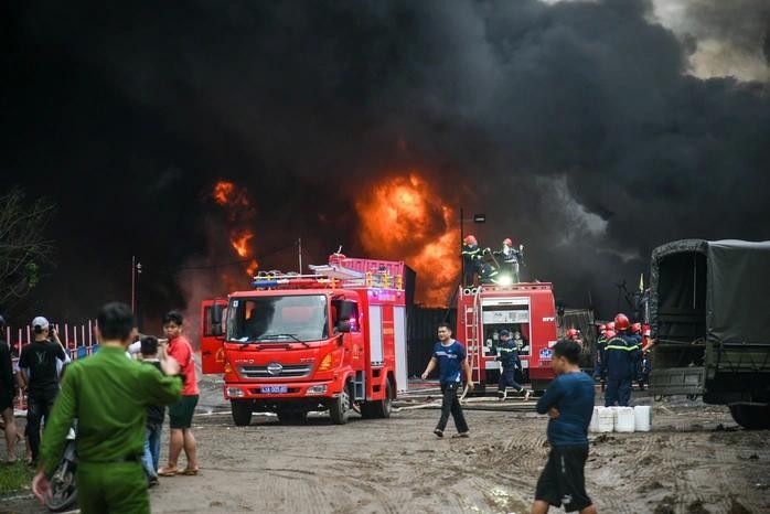 现场浓烟烈焰弥漫。