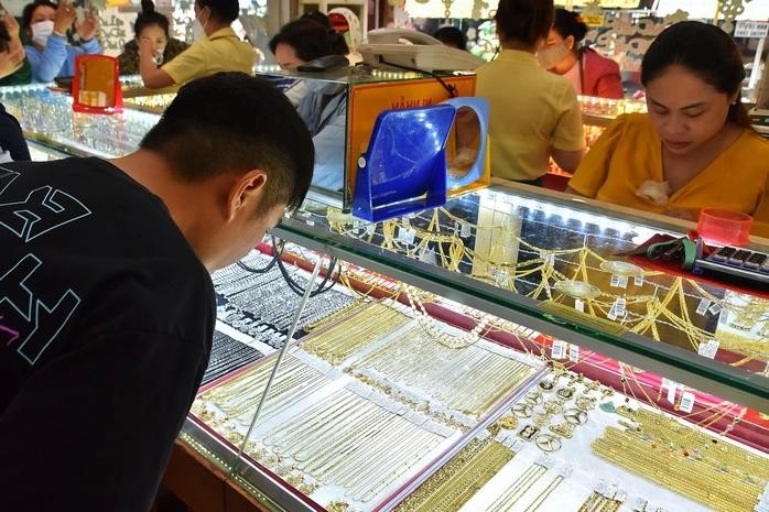 12月10日金价继续上涨。 