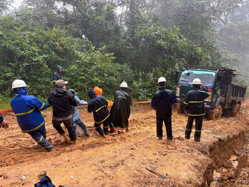 广治电力公司工人们正在克服各种困难，努力在12月15日之前恢复偏远村庄的电力供应。图自越通社 