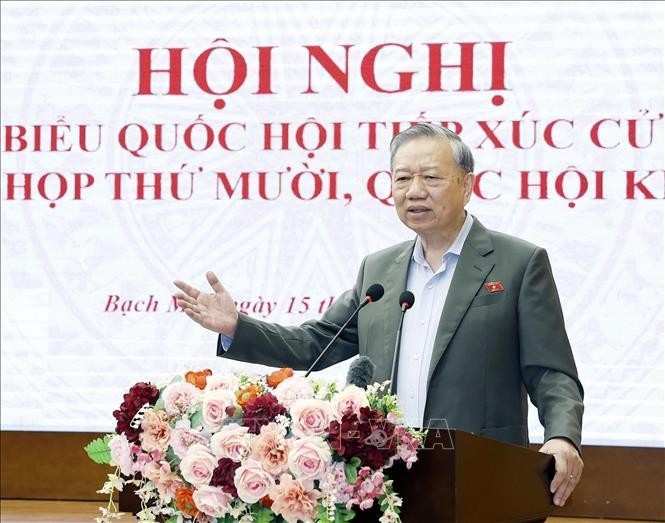 苏林总书记发表讲话。