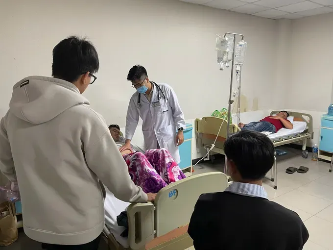 中毒病人正在医院接受治疗。 