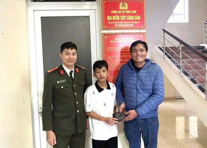 在永灵乡公安的见证下，黎明德把捡到的钱包归还给杜富南。