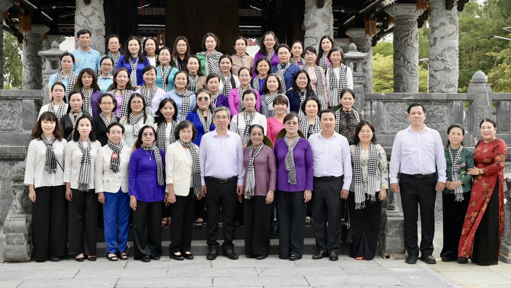 胡志明市市委副书记、市越南祖国阵线委员会主席阮福禄与市领导、原领导及市女干部队伍合影。 