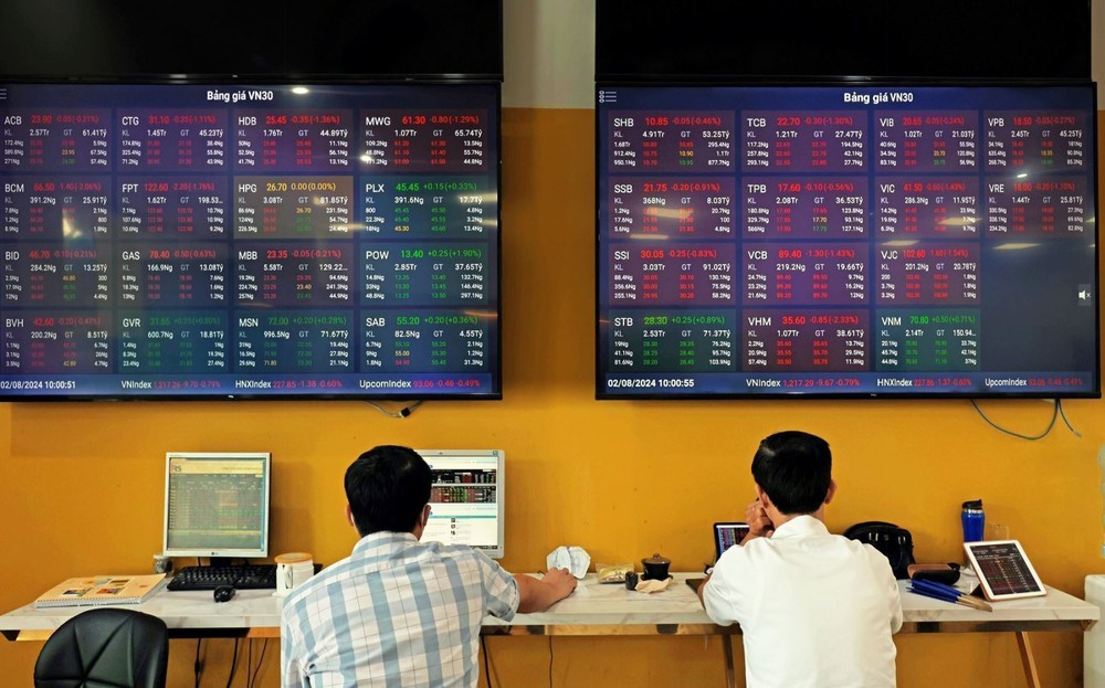 客户在河内保越证券公司总部进行交易。 