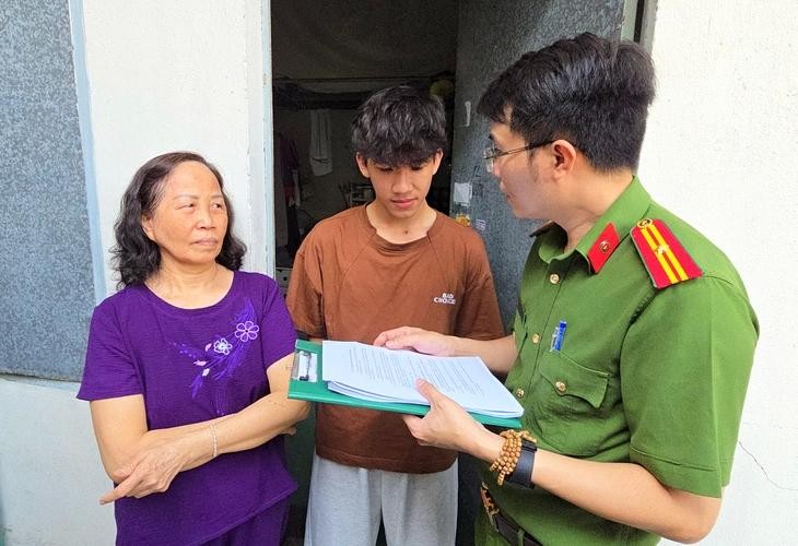 胡志明市曾仁富坊公安区域警察前往出租房区、民房宣传第282号《议定》。 