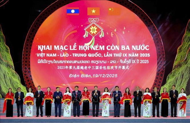 代表们出席狂欢节开幕剪彩仪式。 