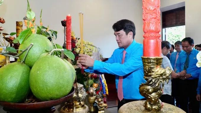 胡志明市劳动联团主席裴青仁在胡志明博物馆本市分馆上香缅怀胡志明主席与孙德胜主席。