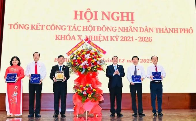 国会副主席阮德海向胡志明市人民议会常务及市人民议会主席、副主席赠送国会常委会的鲜花和礼物。