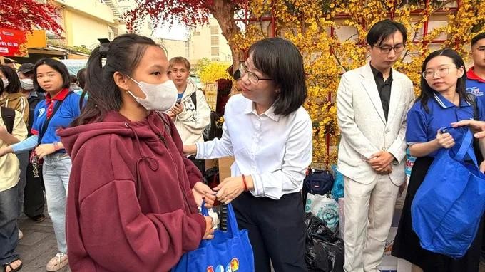 2025 胡志明市人委会副主席陈氏妙翠在2025年“春节班车” 上送别劳动者返乡。 