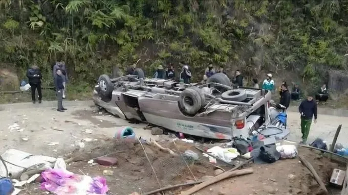 慈善车翻覆事故：至少8人死亡