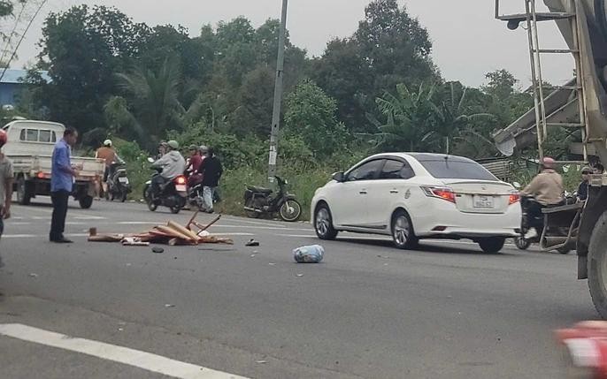 胡志明市一摩托车与混凝土搅拌车相撞 