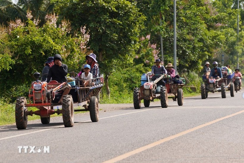 柬埔寨奥多棉芷省民众为躲避冲突而进行疏散撤离。 