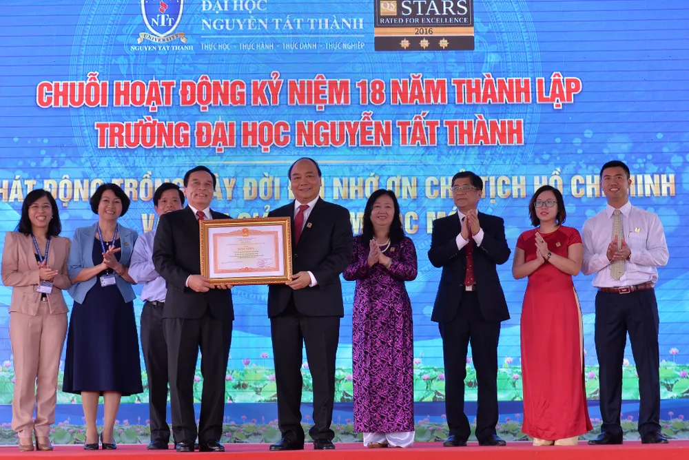 Thủ tướng Nguyễn Xuân Phúc vui mừng vì sự phát triển của Trường ĐH Nguyễn Tất Thành  ​ ảnh 3