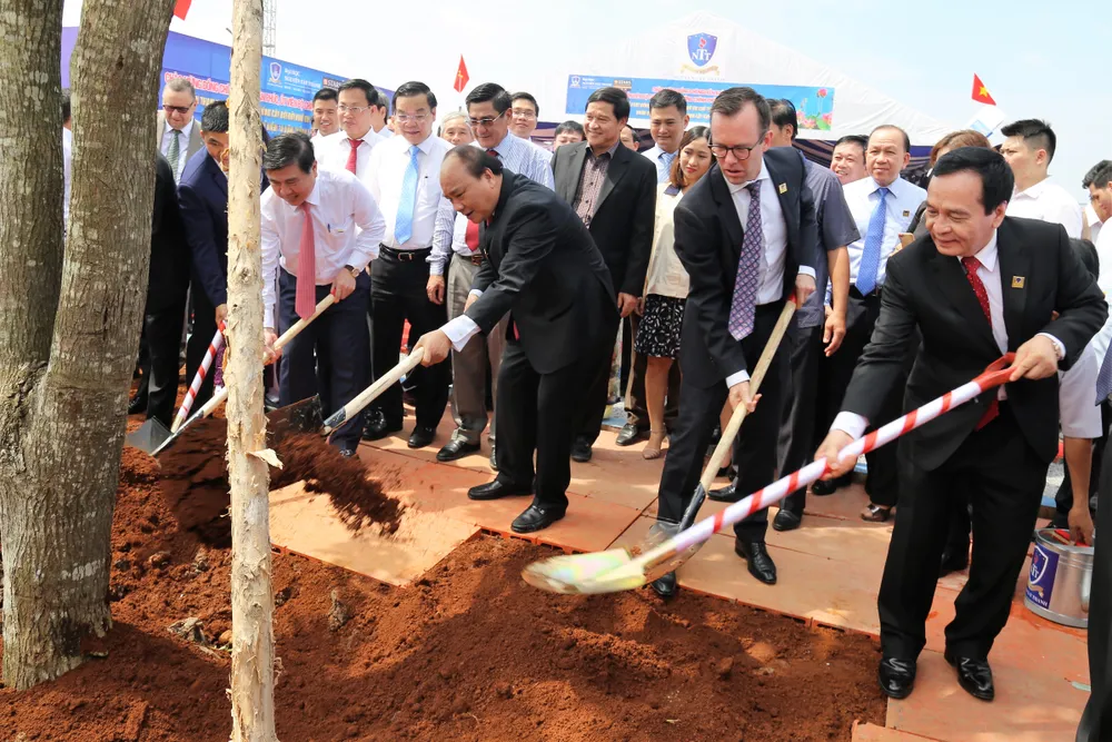 Thủ tướng Nguyễn Xuân Phúc vui mừng vì sự phát triển của Trường ĐH Nguyễn Tất Thành  ​ ảnh 4