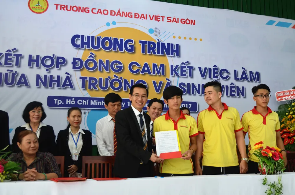 Nhà trường và gần 500 sinh viên cùng ký hợp đồng cam kết lo việc làm cho sinh viên ảnh 1