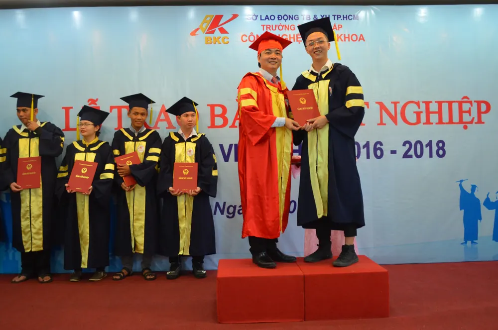 TS Hoàng Văn Phúc, Hiệu trưởng Trường TC Công nghệ Bách khoa trao bằng tốt nghiệp cho học sinh