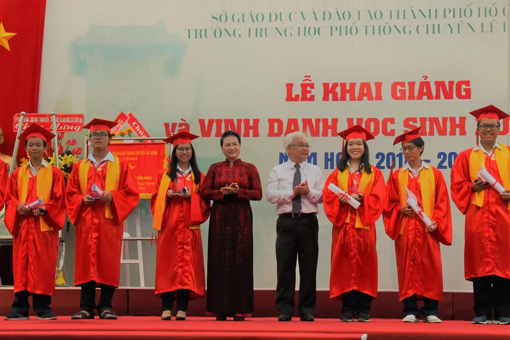 Chủ tịch Quốc Hội Nguyễn Thị Kim Ngân dự lễ khai giảng Trường THPT chuyên Lê Hồng Phong ảnh 5