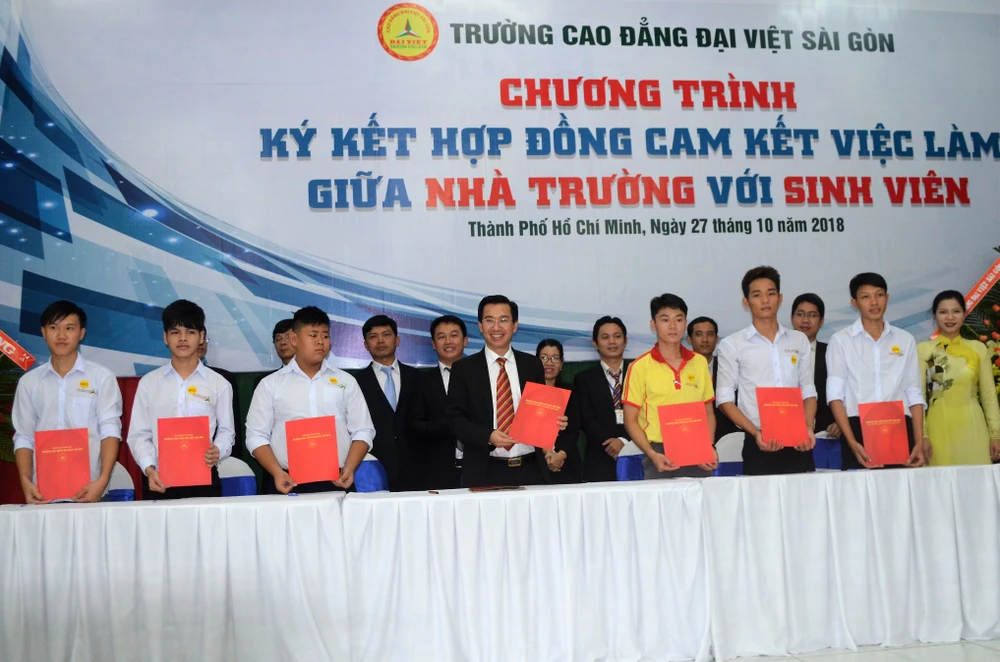 Hiệu trưởng ký hợp đồng “bao” việc làm cho gần 800 sinh viên ảnh 2 Hiệu trưởng ký hợp đồng “bao” việc làm cho gần 800 sinh viên ảnh 2