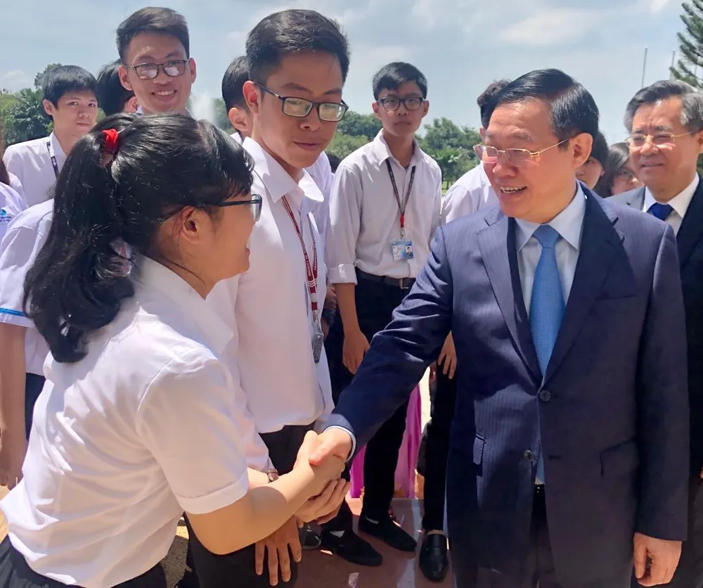 Phó Thủ tướng Vương Đình Huệ nói chuyện với sinh viên về tự chủ đại học ảnh 4