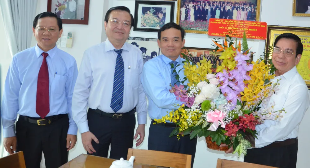 Lãnh đạo TPHCM thăm các nhà giáo tiêu biểu ảnh 1