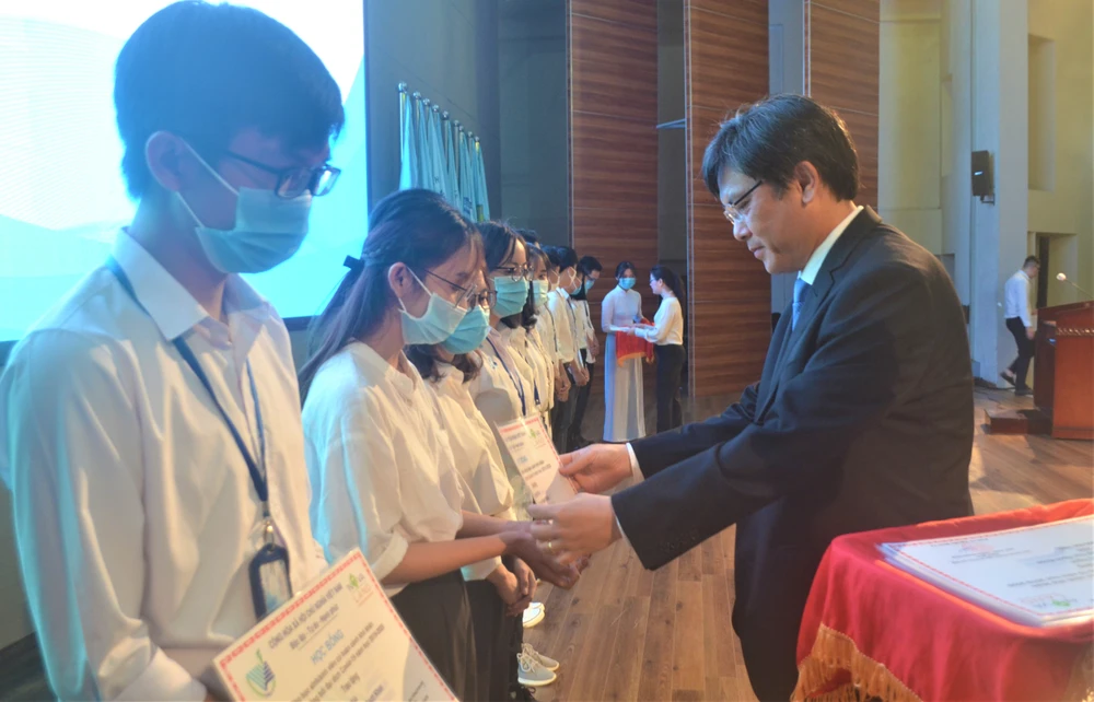 Trao 1,8 tỷ đồng học bổng cho học sinh sinh viên có hoàn cảnh khó khăn ảnh 1 Trao 1,8 tỷ đồng học bổng cho học sinh sinh viên có hoàn cảnh khó khăn ảnh 1