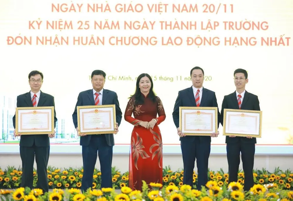 Trường ĐH Công nghệ TPHCM nhận Huân chương Lao động hạng Nhất ảnh 2