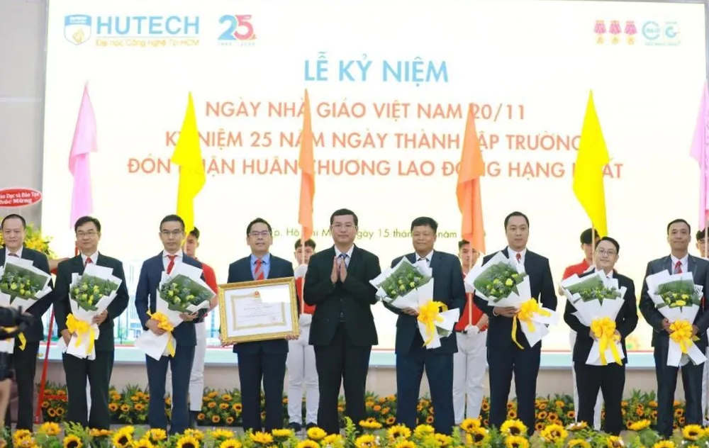 Trường ĐH Công nghệ TPHCM nhận Huân chương Lao động hạng Nhất ảnh 1