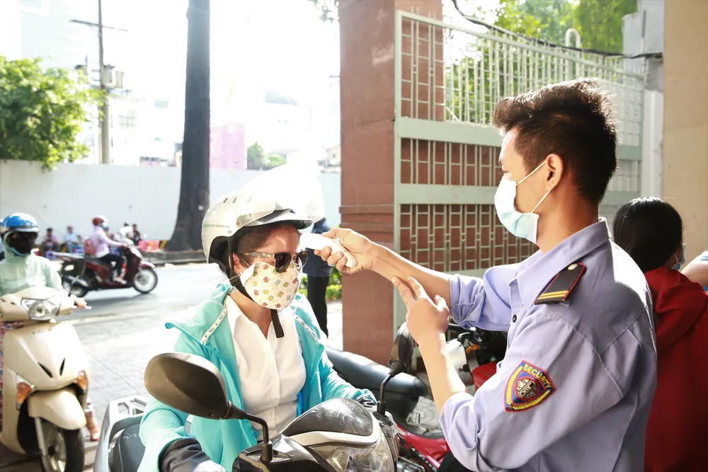 Sinh viên đến cổng trường thì nhận thông báo nghỉ học, lý do: Liên quan bệnh nhân 1.342 ảnh 2 Sinh viên đến cổng trường thì nhận thông báo nghỉ học, lý do: Liên quan bệnh nhân 1.342 ảnh 2
