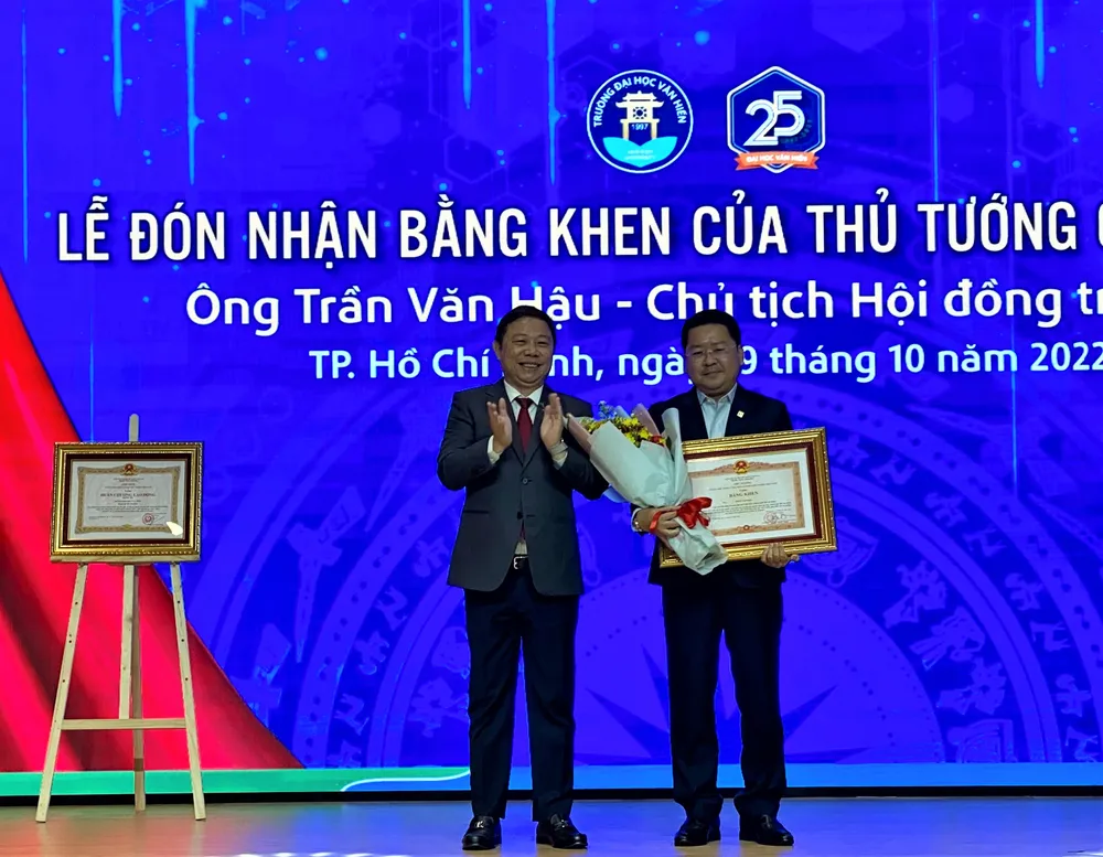 Trường ĐH Văn Hiến nhận Huân chương Lao động hạng Ba ảnh 1