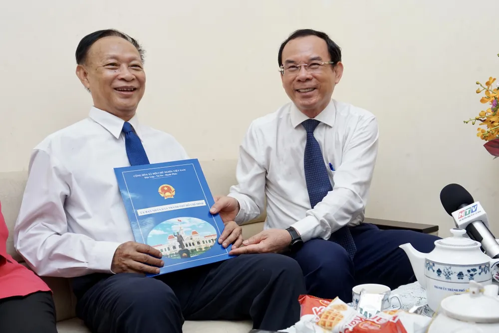 Bí thư Thành ủy Nguyễn Văn Nên thăm, chúc mừng các nhà giáo lão thành ảnh 3