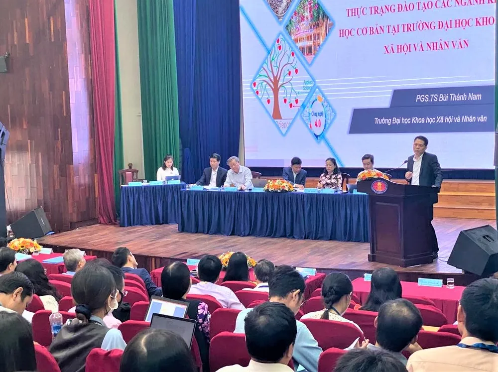 Các chuyên gia trình bày tham luận tại hội thảo Các chuyên gia trình bày tham luận tại hội thảo