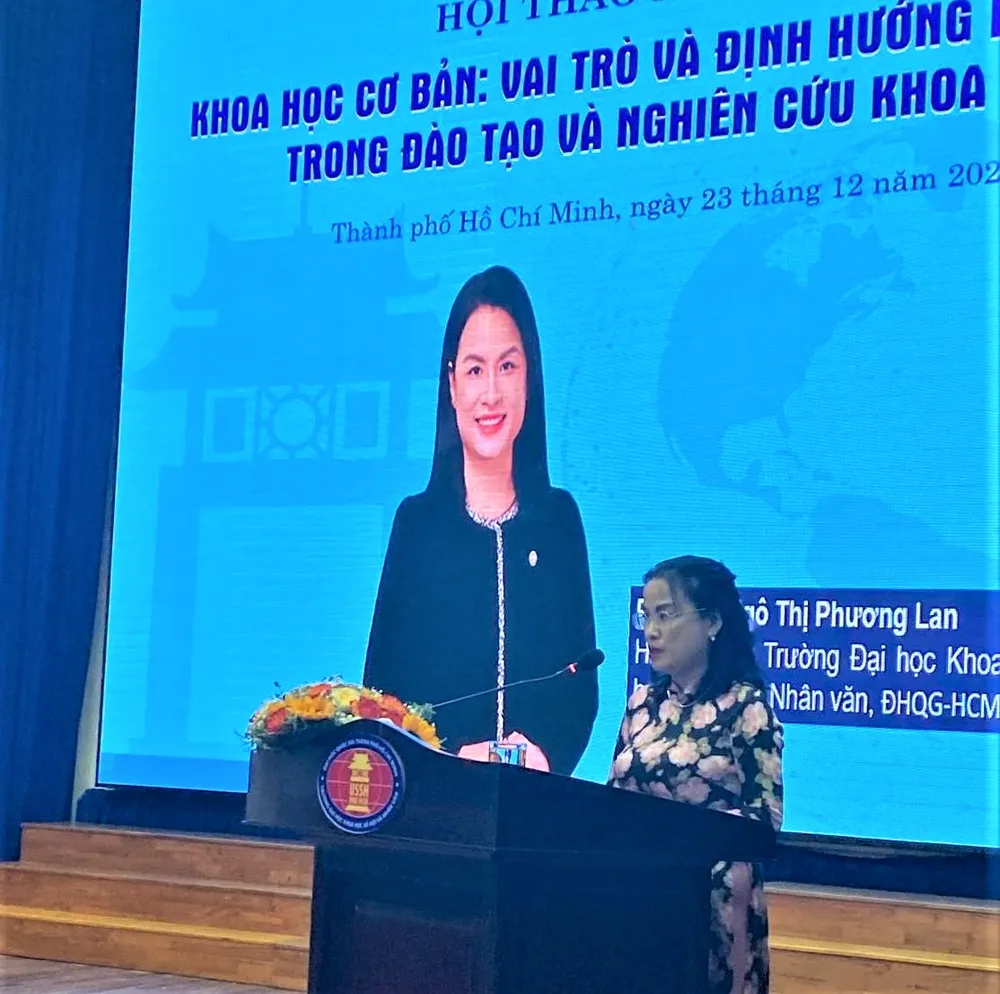 PGS-TS Ngô Thị Phương Lan, Hiệu trưởng Trường ĐH Khoa học Xã hội và Nhân văn (ĐH Quốc gia TPHCM) phát biểu tại hội thảo PGS-TS Ngô Thị Phương Lan, Hiệu trưởng Trường ĐH Khoa học Xã hội và Nhân văn (ĐH Quốc gia TPHCM) phát biểu tại hội thảo