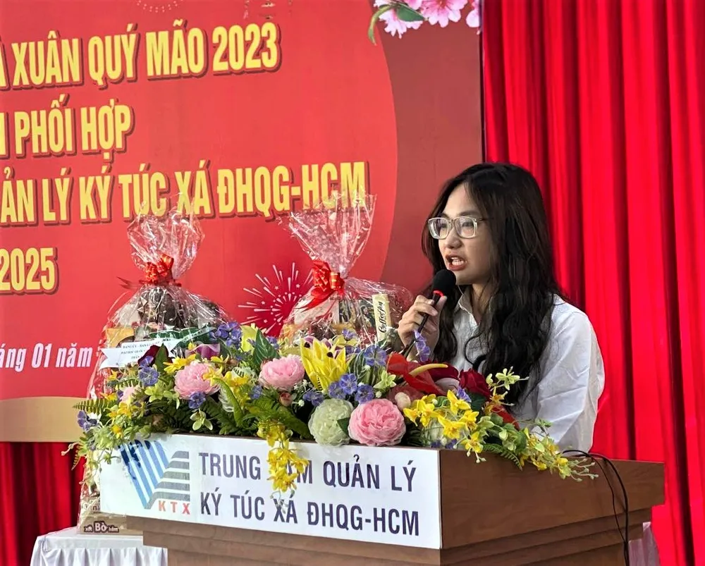 Chu Ngọc Huyền (sinh viên Trường ĐH Khoa học Xã hội và Nhân văn TPHCM) đại diện phát biểu cảm nghĩ