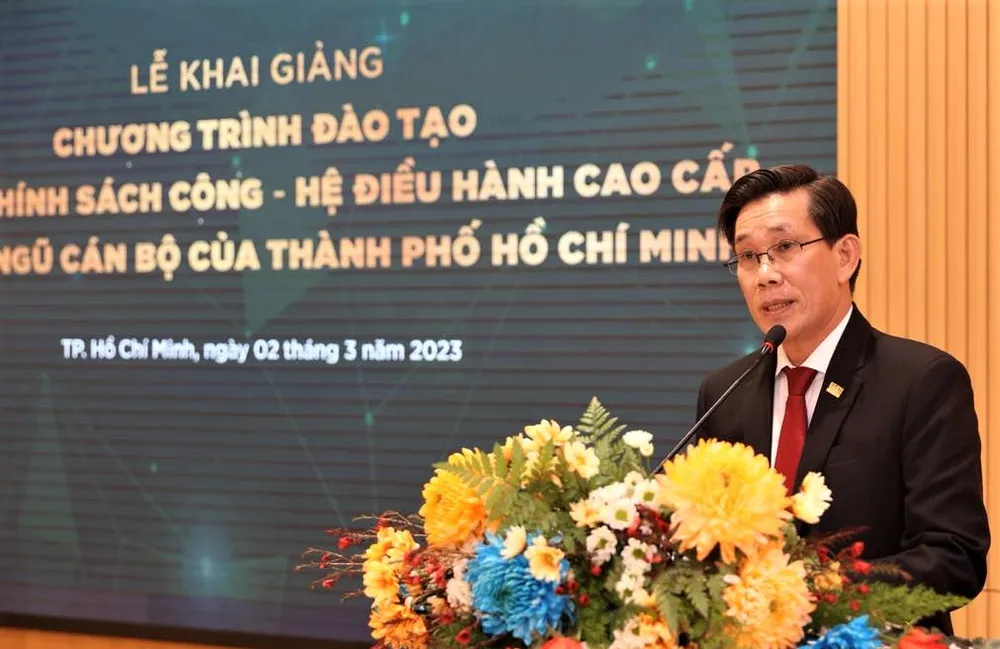 GS-TSKH Sử Đình Thành, Hiệu trưởng Trường ĐH Kinh tế TPHCM phát biểu tại lễ khai giảng GS-TSKH Sử Đình Thành, Hiệu trưởng Trường ĐH Kinh tế TPHCM phát biểu tại lễ khai giảng
