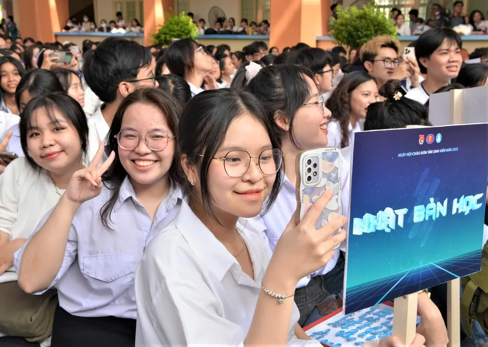 Tân sinh viên ngành Nhật Bản học hân hoan tại lễ khai giảng Tân sinh viên ngành Nhật Bản học hân hoan tại lễ khai giảng