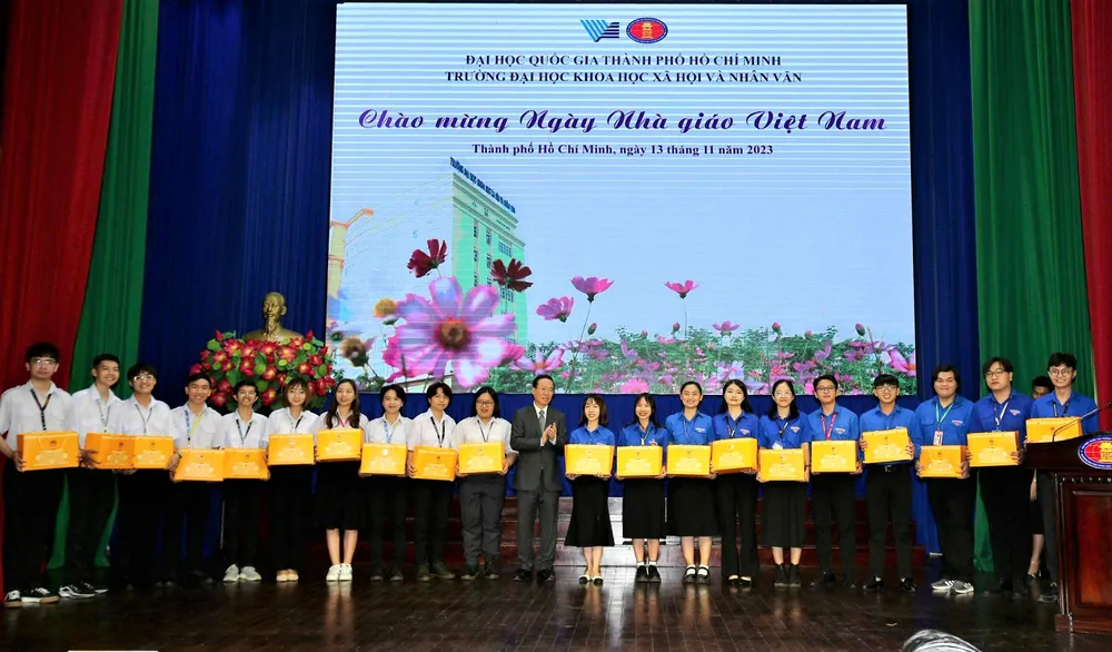 Chủ tịch nước Võ Văn Thưởng tặng 20 suất học bổng (trị giá 100 triệu đồng) cho 20 sinh viên xuất sắc của Trường ĐH Khoa học Xã hội và Nhân văn. Ảnh: DŨNG PHƯƠNG