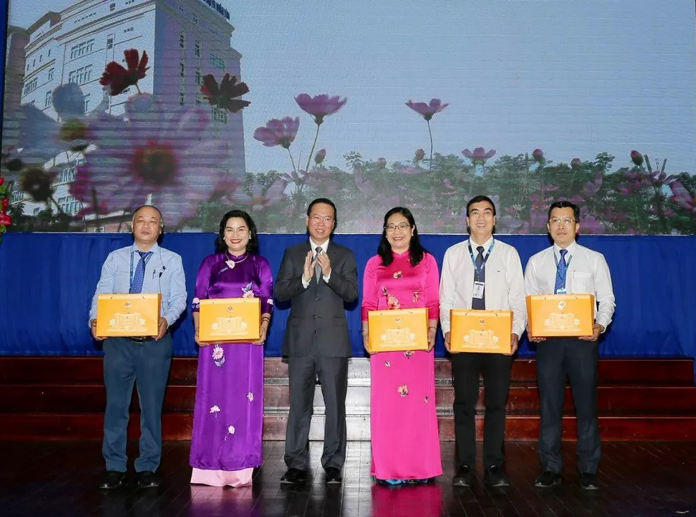 Chủ tịch nước Võ Văn Thưởng chúc mừng, động viên lãnh đạo nhà trường. Ảnh: DŨNG PHƯƠNG