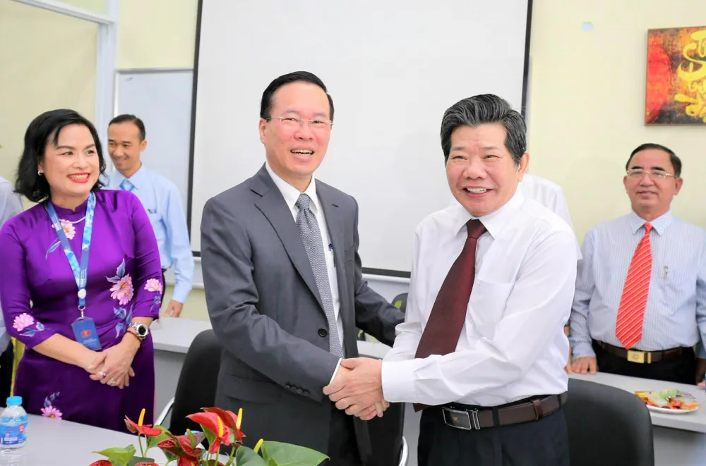 Chủ tịch nước Võ Văn Thưởng thăm, chúc mừng thầy cô giáo Trường ĐH KHXH&amp;NV. Ảnh: DŨNG PHƯƠNG