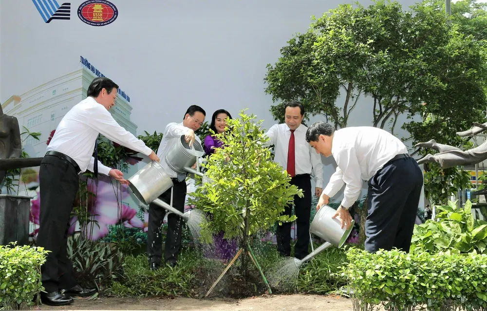 Chủ tịch nước Võ Văn Thưởng trồng cây mai vàng tặng Trường ĐH Khoa học Xã hội và Nhân văn. Ảnh: DŨNG PHƯƠNG