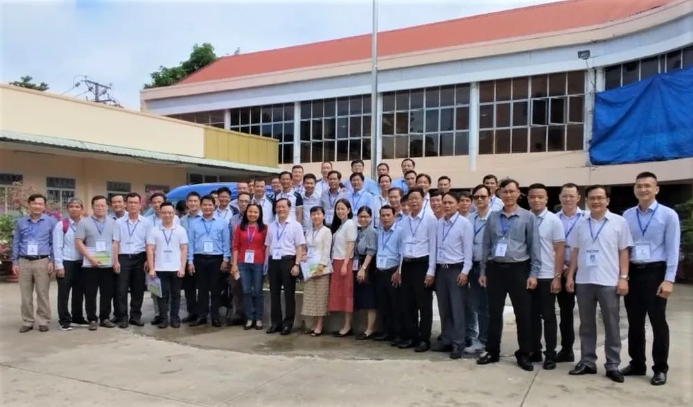 9 giờ sáng ngày 25-6, đoàn cán bộ Trường ĐH Công nghiệp TPHCM đã có mặt tại Cần Thơ để bắt đầu nhiệm vụ 448694847_820695133360097_9065107345436542520_n.jpg