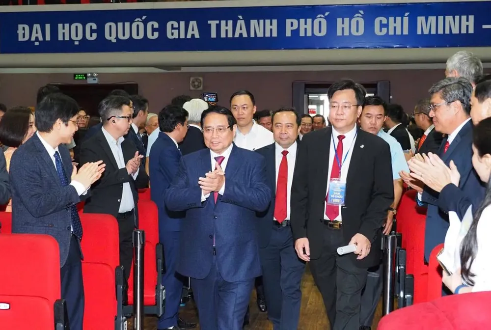 Các đại biểu chào đón Thủ tướng Phạm Minh Chính đến dự Lễ kỷ niệm 30 năm thành lập ĐHQG TPHCM 479926502_561896973532683_3130406614750273761_n.jpg
