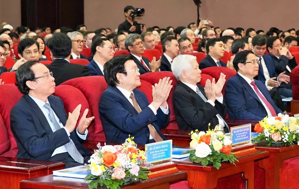 Các đồng chí lãnh đạo cấp cao tham dự tại lễ kỷ niệm 30 năm thành lập ĐHQG TPHCM. Ảnh: HOÀNG HÙNG 480127283_1340070457018599_96756035379554394_n.jpg