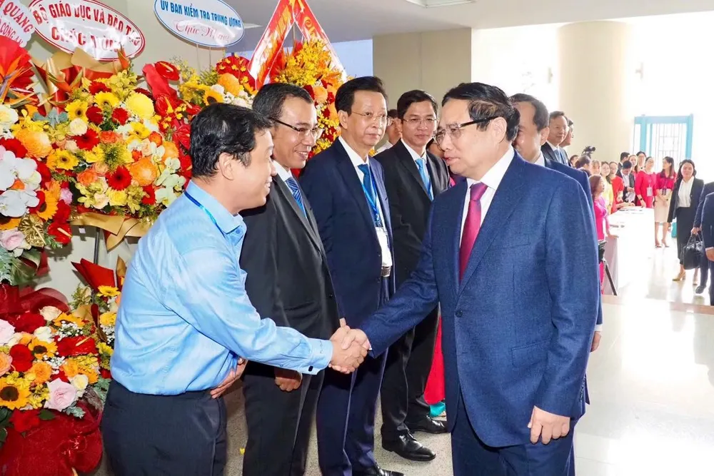 Thủ tướng Phạm Minh Chính thăm hỏi, chúc mừng cán bộ, nhà giáo của ĐHQG TPHCM tại buổi lễ. Ảnh: HOÀNG HÙNG 480210177_1282662759488458_8313470232975546778_n.jpg